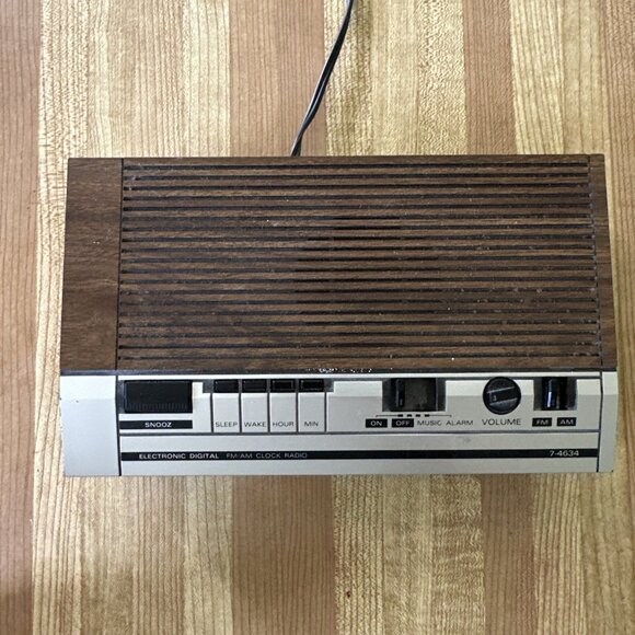 Vintage General Electric AM/FM Alarm Clock/Radio Model 7-4634B Woodgrain Tested - Picture 4 of 11